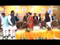 Rajasthan New CM | क्या पर्ची में Bhajan Lal Sharma का नाम पढ़कर चौंक गईं थीं Vasundhara Raje?  - 01:02 min - News - Video