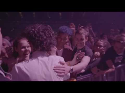 The 1975 special moment at Vevo o2 London UK - The engagement & Matt Healy goes into crowd - HD