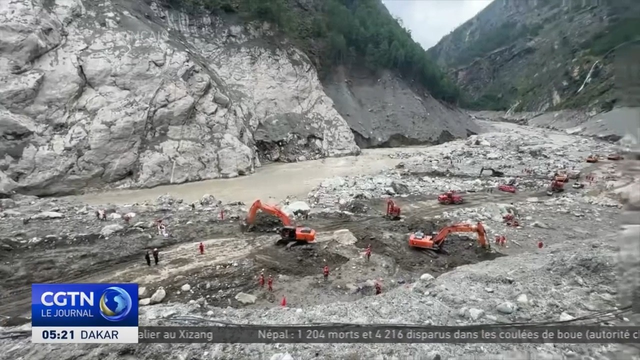 Les équipes chinoises rouvrent la route principale menant au poste-frontière de Gyirong