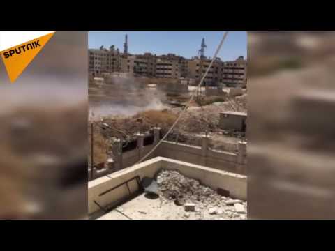 شاهد .. كيف تدك دبابة للجيش السوري مقرا لـ"النصرة"
