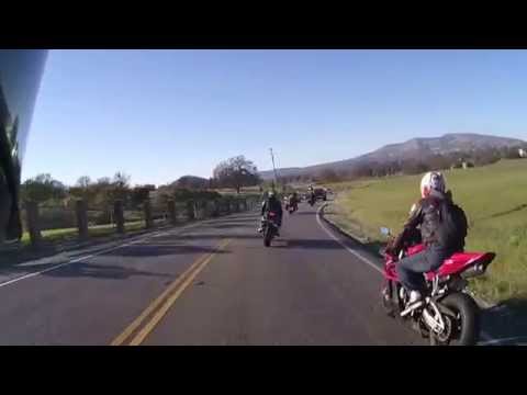 Луда сообраќајка на моторџија кој претекнува на кривина