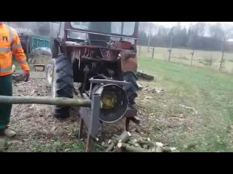 Земјоделец си направил необичен додаток за трактор за сечење дрва
