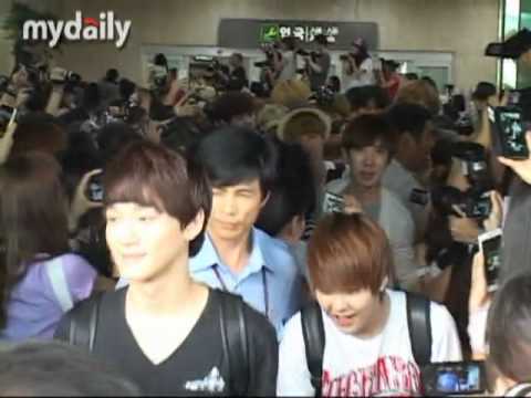 20120806 SMTOWN SHINee & EXO@Gimpo Airport (Luhan fall down T.T)