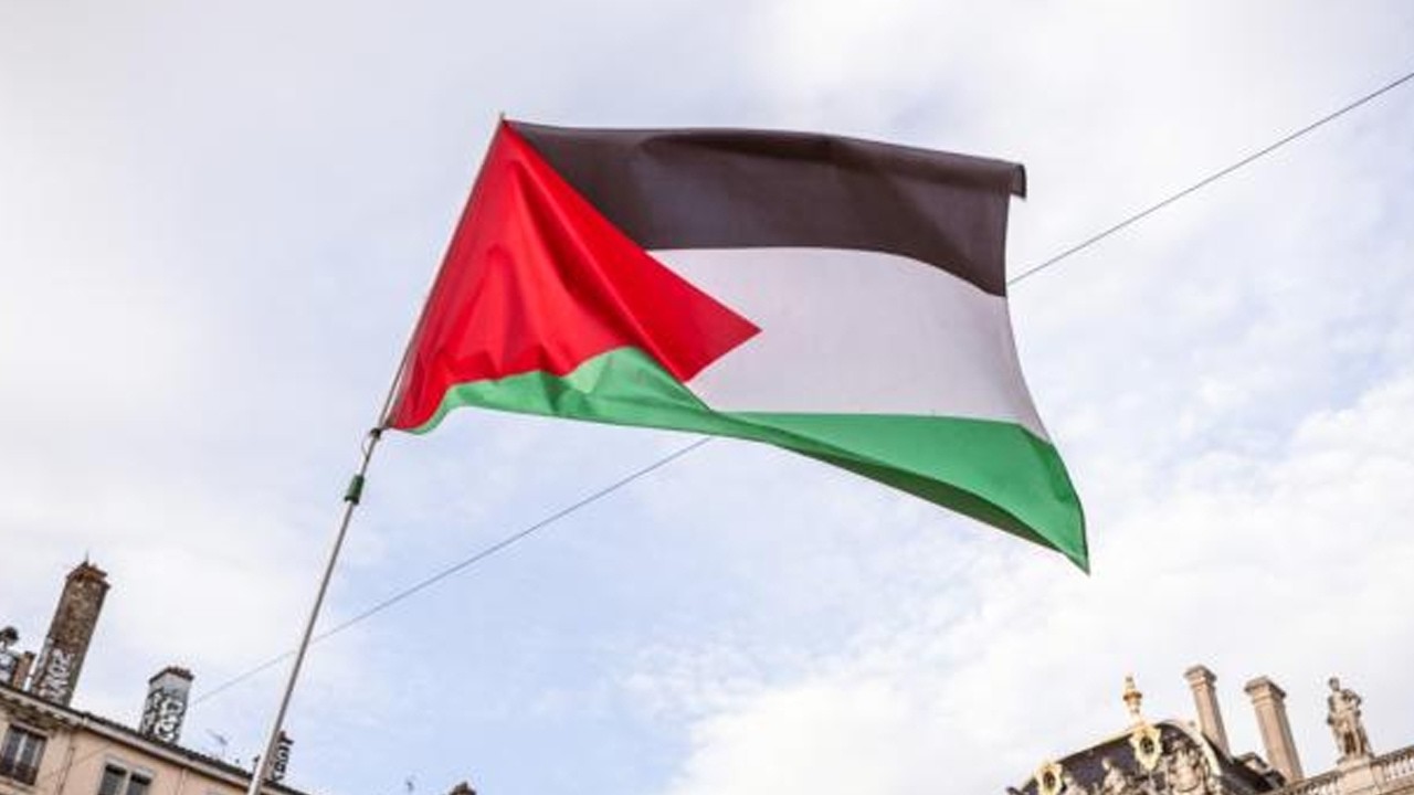 À Vaulx-en-Velin, le drapeau palestinien maintenu par le maire LFI divise les habitants