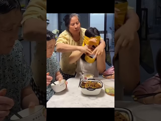 Poor #chinita for being on her #cellphone #she doesn’t eat😂😂-#shorts