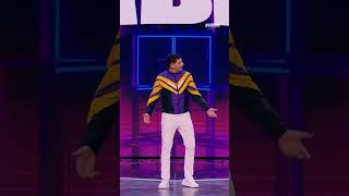 Мужик на остановке