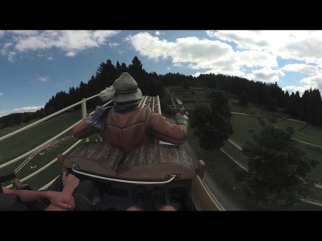 Vorschaubild für das Youtube-Video: Der Voglwuide Sepp bei der Sommerrodelbahn in Sankt Englmar im Bayerischen Wald | 360° Video
