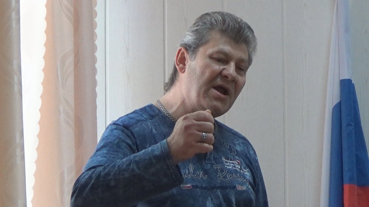 Автор шансона "Путин рулит!" не может отбиться от полиции