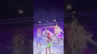 Poor Mulan Falls Over During Disney On Ice Finale😅