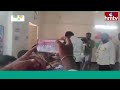 పోలింగ్ బూత్ లో రూల్స్ బ్రేక్ జేసిన వైసీపీ లీడర్లు |YCP Leaders Breaks EC Rules | Jordar Varthalu  - 00:54 min - News - Video
