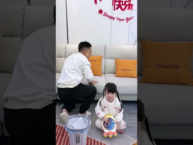無意間發現了爸爸的小金庫，趕緊把它交給媽媽去😂 #爸爸帶娃 #家有萌娃 #親子