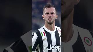 A free-kick master at work 🎯? | #juvesporting #ucl #championsleague