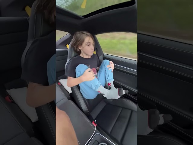 Pourquoi tout le monde décolle dans cette voiture ?(@a911amarella & @isauto1 on IG)