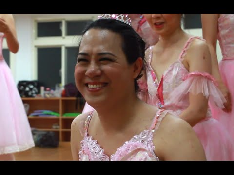 男扮女装玉凌飞 / Cross gender performer "I am a man!" (with ...