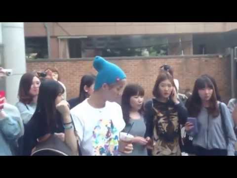 130517 EXO EXO-M Luhan poor can't open the door @ S.M building 엑소 エクソ 事務所 LQ