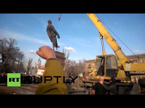 Ukraine: Protesters destroy Lenin statue on Day of the Defender of the Fatherland