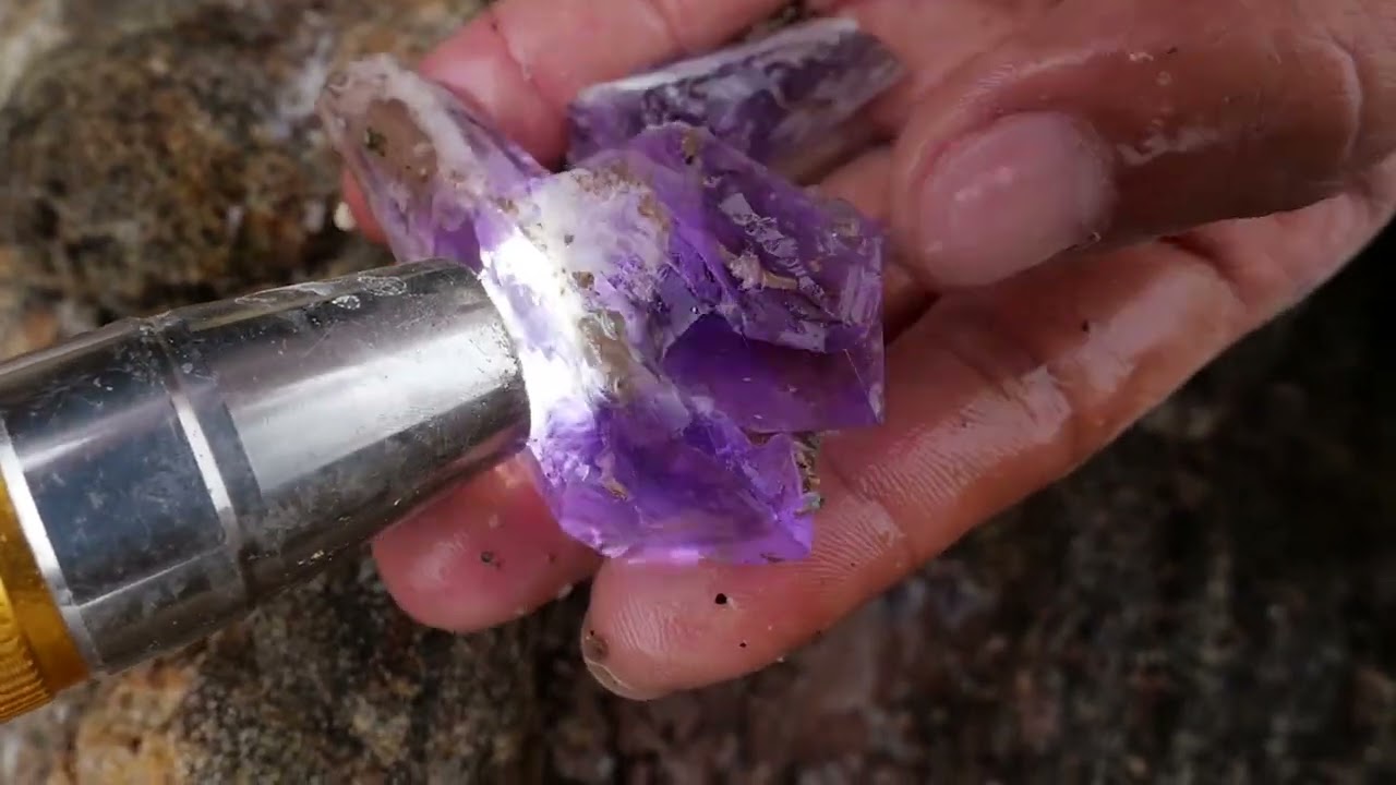 amethyst 2 are formed in volcanic caves by the sea. Gems, diamonds#gems #crystals #Treasure