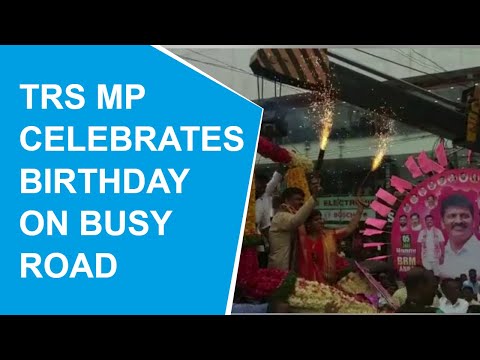 High on VVIP power! TRS leader celebrates birthday on road, creates traffic jam High on VVIP power! TRS leader celebrates birthday on road, creates traffic jam