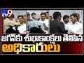 Watch: YS Jagan helps AP Bhavan officials giving a selfie