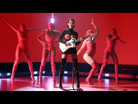 St. Vincent Performs 'Los Ageless'