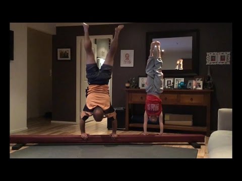 Таткото се обидува да ги изимитира гимнастичките вежби на својата ќерка