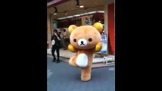 日本街頭的超可愛拉拉熊跳舞