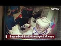 Salon Face Massage Viral Video: मसाज करते सैलून कर्मचारी ने लगाया थूक, CCTV देख दंग रह गया कस्टमर - 01:13 min - News - Video