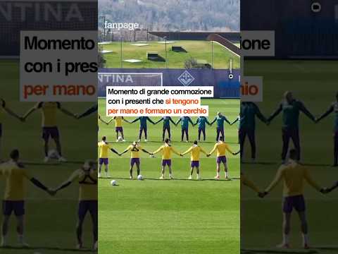 Fiorentina, calciatori e staff si tengono per mano dopo la morte di Joe Barone #shorts