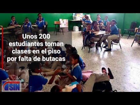 Sentados en el piso tienen que escribir estudiantes por falta de butacas