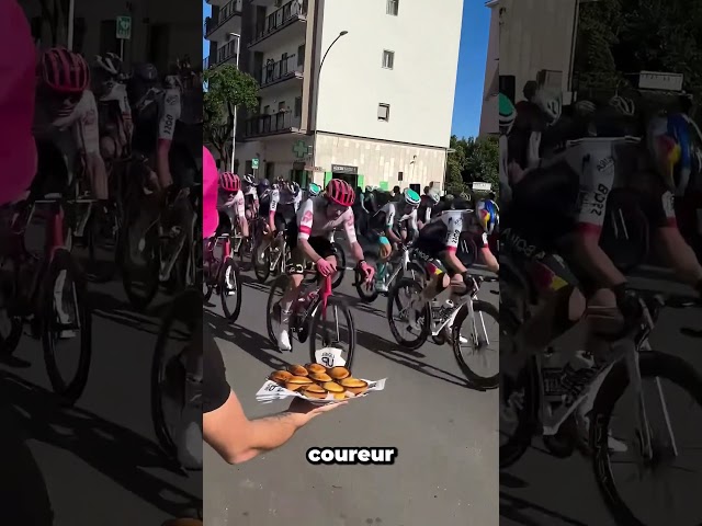 Un entraîneur attend une éternité avec des crêpes pour un cycliste