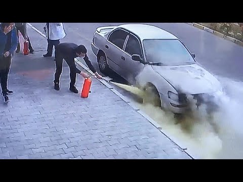 Yanan otomobilden son anda kurtuldular