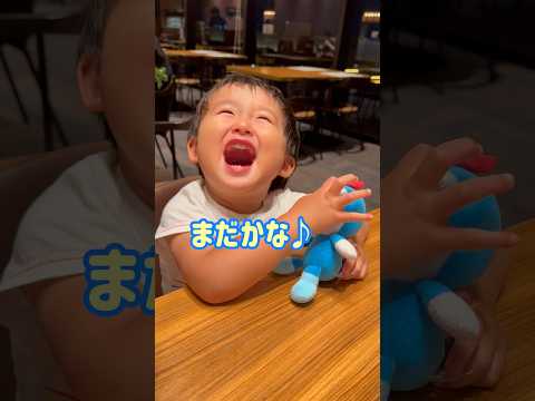 ご飯を待つ2歳児