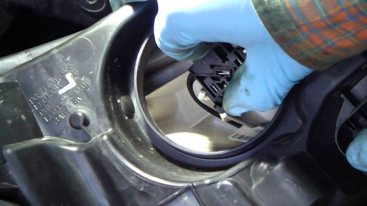 How to change headlight bulb on ford focus #4