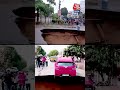 UP: Lucknow में बीच सड़क पर कैसे हो गया इतना बड़ा गड्ढा? #shorts #shortsvideo #viralvideo