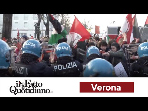 Tensioni al corteo contro le armi di Verona: la polizia colpisce i manifestanti a mani alzate