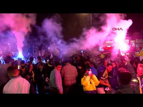 Fenerbahçe Taraftarları Stat Dışında Derbi Galibiyetini Kutladı