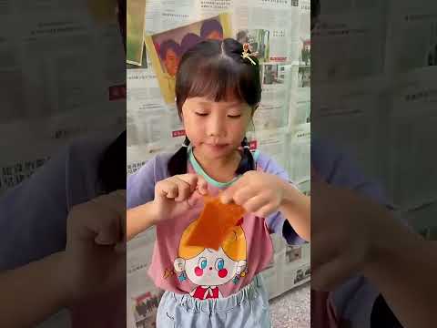 Gói bim bim cay từ tiệm tạp hóa – món quà vặt cô bé làng quê những năm 80.