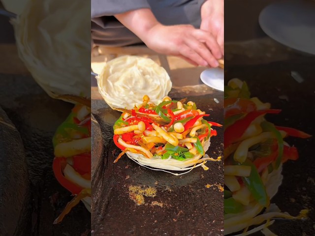 Chinese burger Stir-fried mushrooms with shredded peppers
