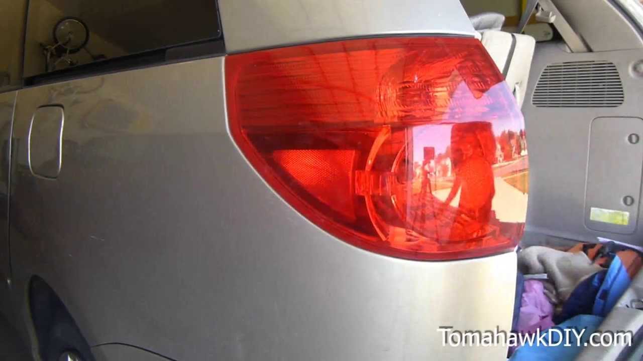 change tail light 2001 toyota sienna #7