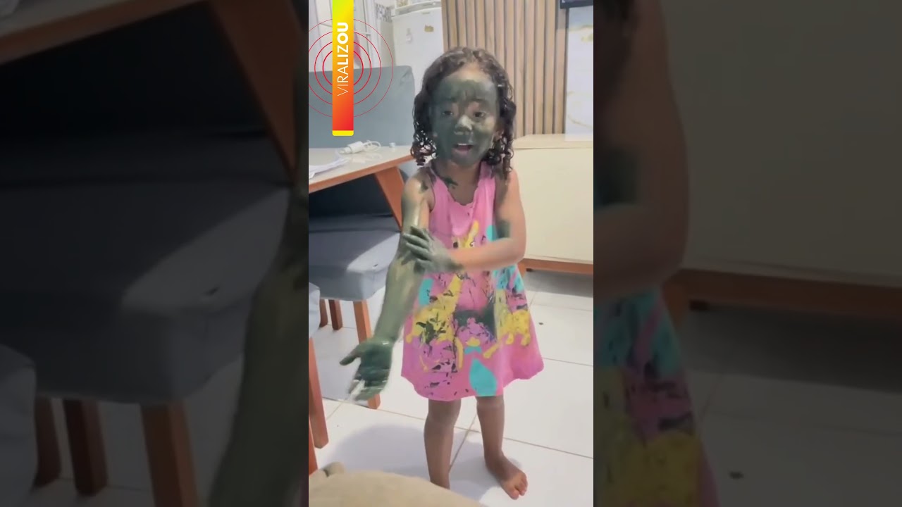 É só um abraço menina se pinta inteira com tinta e diverte mãe com a arte
