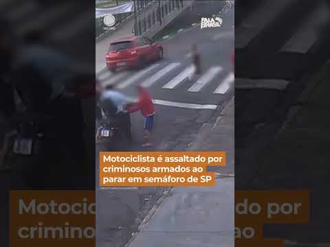 Motociclista é assaltado por criminosos armados ao parar em semáforo de SP #Shorts #FalaBrasil