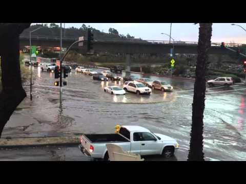 Што прави возач на Ламборџини кога ќе наиде на поплавена улица?