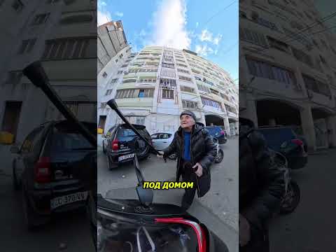 Бабушка закидала мотоциклистов луком из окна