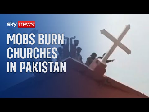 Pakistan: Mob topples church cross
