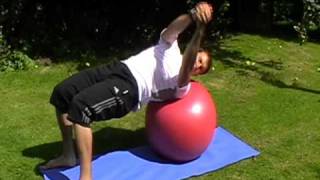 Rotação de tronco (rotação russa) c/ braços unidos em decúbito dorsal na Fitball