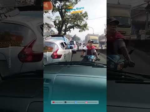 Seorang Pria Hadang Ambulans di Banjaran, Videonya Viral di Media Sosial