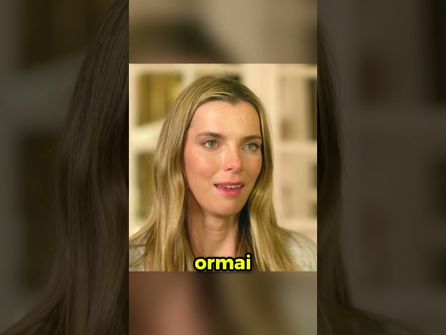La ragazza vive su una mensola nella stanza 😱