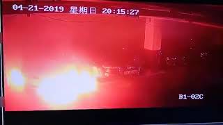 Une Tesla Model S prend mystérieusement feu dans un parking