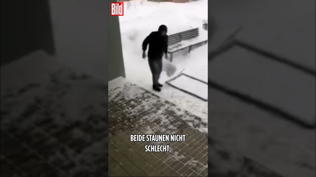 Mann hält einer Frau die Tür auf – es rettet ihm das Leben!