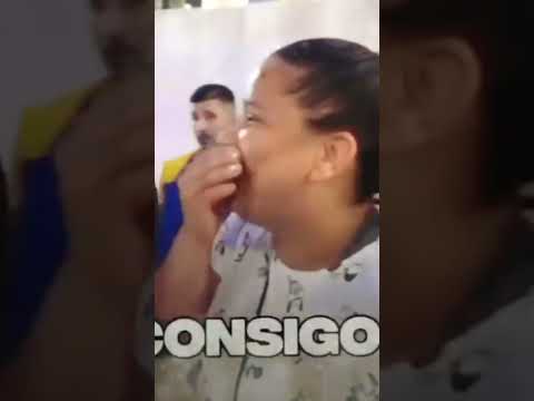 Roberta Miranda doando 800 para vendedora de pipoca